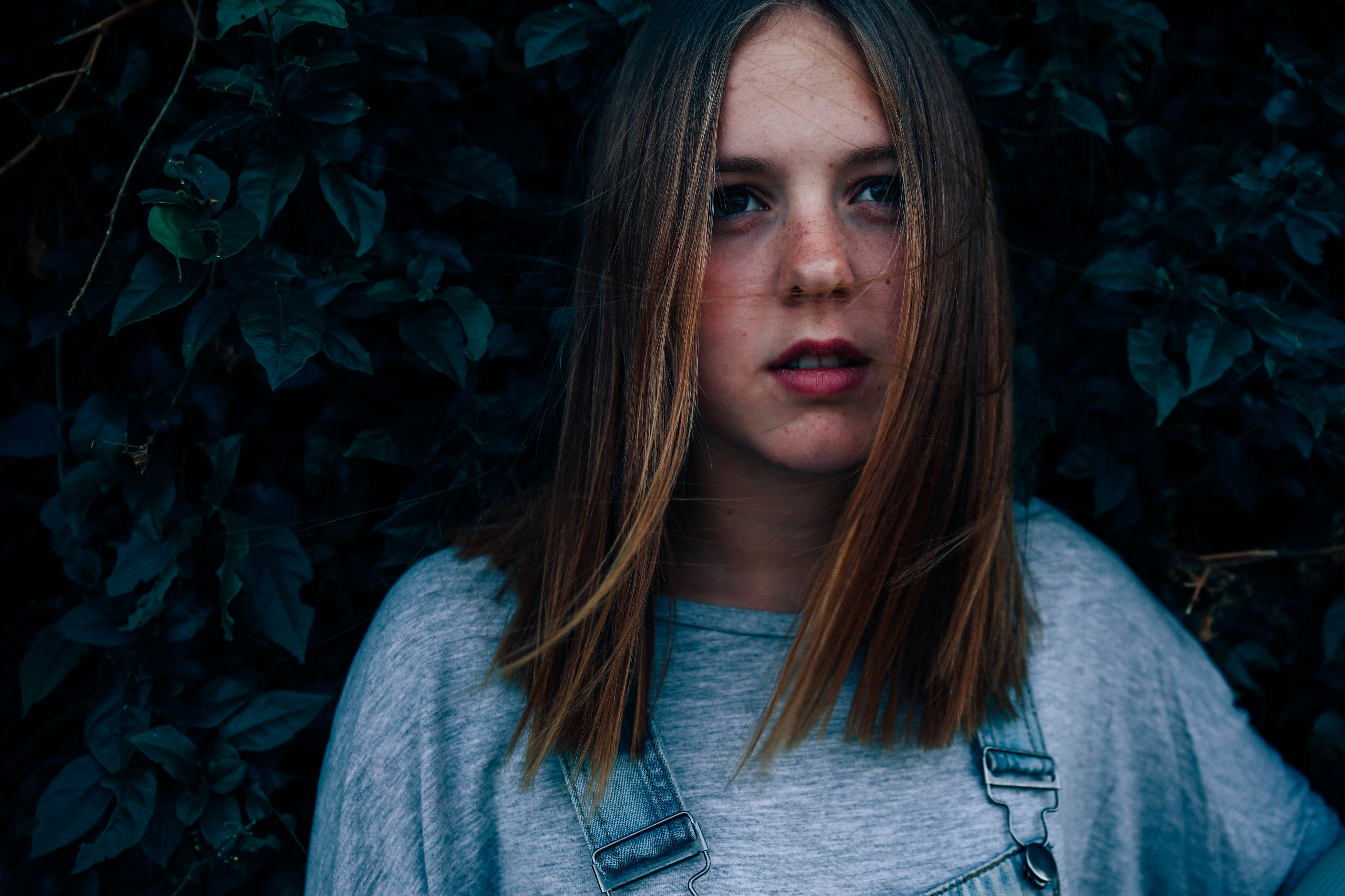 woman wearing gray crew-neck t-shirt